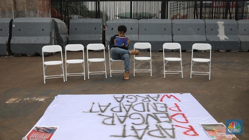 Mahasiswa Universitas Indonesia (UI) yang tergabung di BEM UI menggelar aksi demonstrasi di depan gedung DPR RI, Senin (6/10/2025). (Srealm Indonesia/Faisal Rahman)