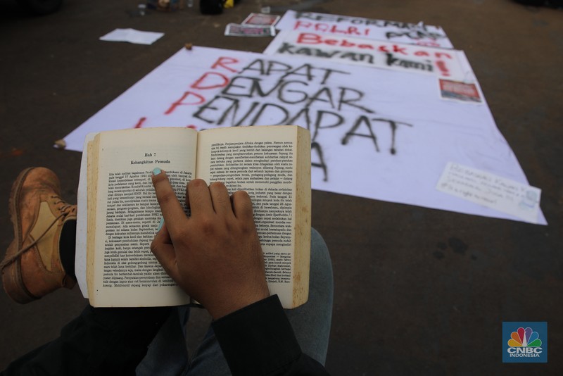Mahasiswa Universitas Indonesia (UI) yang tergabung di BEM UI menggelar aksi demonstrasi di depan gedung DPR RI, Senin (6/10/2025). (Srealm Indonesia/Faisal Rahman) Mahasiswa Universitas Indonesia (UI) yang tergabung di BEM UI menggelar aksi demonstrasi di depan gedung DPR RI, Senin (6/10/2025). (Srealm Indonesia/Faisal Rahman)