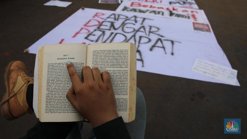 Mahasiswa Universitas Indonesia (UI) yang tergabung di BEM UI menggelar aksi demonstrasi di depan gedung DPR RI, Senin (6/10/2025). (Srealm Indonesia/Faisal Rahman)