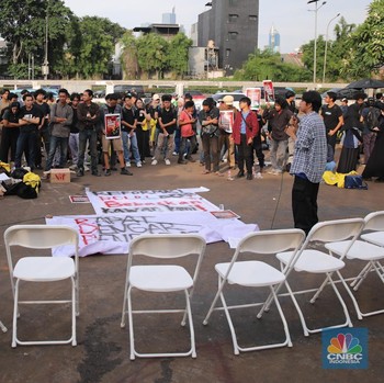 Aksi Damai BEM UI Gelar Rapat Dengar Pendapat Warga di Depan DPR