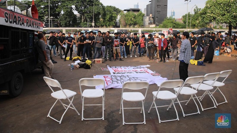 Mahasiswa Universitas Indonesia (UI) yang tergabung di BEM UI menggelar aksi demonstrasi di depan gedung DPR RI, Senin (6/10/2025). (Srealm Indonesia/Faisal Rahman)