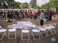 Aksi Damai BEM UI Gelar Rapat Dengar Pendapat Warga di Depan DPR