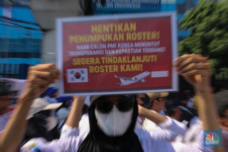 Massa calon pekerja migran melakukan demonstrasi di depan mantor Kementerian Perlindungan Pekerja Migran Indonesia (P2MI), Jakarta, Senin (6/10/2025). (CNBC Indonesia/Faisal Rahman)