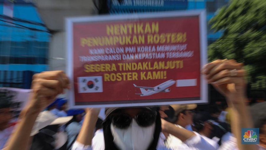 Massa calon pekerja migran melakukan demonstrasi di depan mantor Kementerian Perlindungan Pekerja Migran Indonesia (P2MI), Jakarta, Senin (6/10/2025). (CNBC Indonesia/Faisal Rahman)