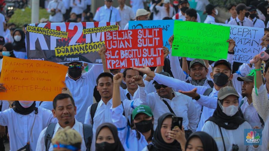 Massa calon pekerja migran melakukan demonstrasi di depan mantor Kementerian Perlindungan Pekerja Migran Indonesia (P2MI), Jakarta, Senin (6/10/2025). (CNBC Indonesia/Faisal Rahman)