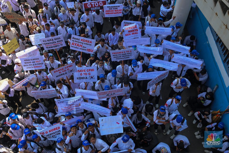Massa calon pekerja migran melakukan demonstrasi di depan mantor Kementerian Perlindungan Pekerja Migran Indonesia (P2MI), Jakarta, Senin (6/10/2025). (CNBC Indonesia/Faisal Rahman)