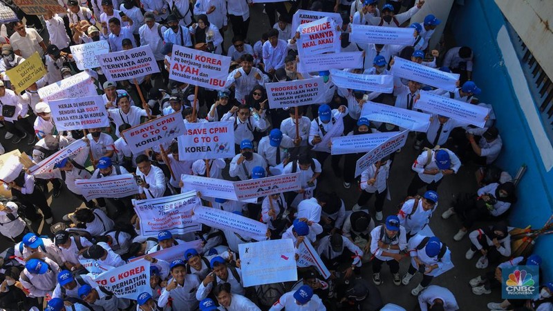 Massa calon pekerja migran melakukan demonstrasi di depan mantor Kementerian Perlindungan Pekerja Migran Indonesia (P2MI), Jakarta, Senin (6/10/2025). (CNBC Indonesia/Faisal Rahman)