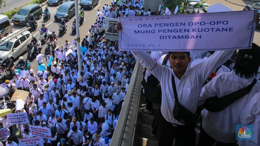 Massa calon pekerja migran melakukan demonstrasi di depan mantor Kementerian Perlindungan Pekerja Migran Indonesia (P2MI), Jakarta, Senin (6/10/2025). (CNBC Indonesia/Faisal Rahman)