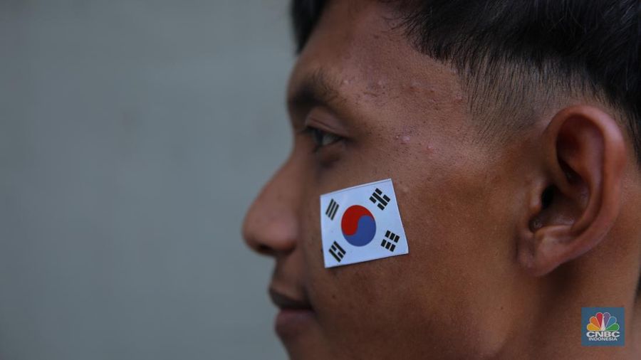Massa calon pekerja migran melakukan demonstrasi di depan mantor Kementerian Perlindungan Pekerja Migran Indonesia (P2MI), Jakarta, Senin (6/10/2025). (CNBC Indonesia/Faisal Rahman)