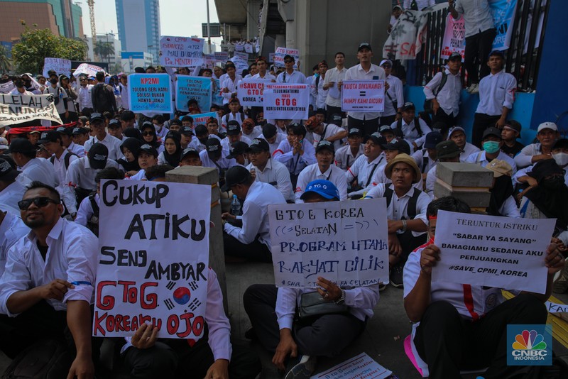 Massa calon pekerja migran melakukan demonstrasi di depan mantor Kementerian Perlindungan Pekerja Migran Indonesia (P2MI), Jakarta, Senin (6/10/2025). Massa calon pekerja migran melakukan demonstrasi di depan mantor Kementerian Perlindungan Pekerja Migran Indonesia (P2MI), Jakarta, Senin (6/10/2025). (CNBC Indonesia/Faisal Rahman)
