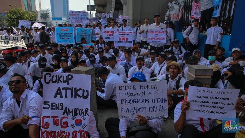 Massa calon pekerja migran melakukan demonstrasi di depan mantor Kementerian Perlindungan Pekerja Migran Indonesia (P2MI), Jakarta, Senin (6/10/2025). (CNBC Indonesia/Faisal Rahman)