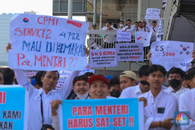 Massa calon pekerja migran melakukan demonstrasi di depan mantor Kementerian Perlindungan Pekerja Migran Indonesia (P2MI), Jakarta, Senin (6/10/2025). (CNBC Indonesia/Faisal Rahman)