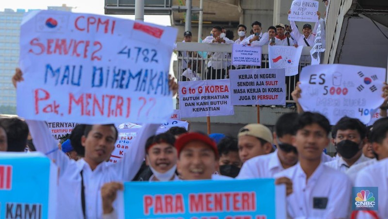 Massa calon pekerja migran melakukan demonstrasi di depan mantor Kementerian Perlindungan Pekerja Migran Indonesia (P2MI), Jakarta, Senin (6/10/2025). (CNBC Indonesia/Faisal Rahman)