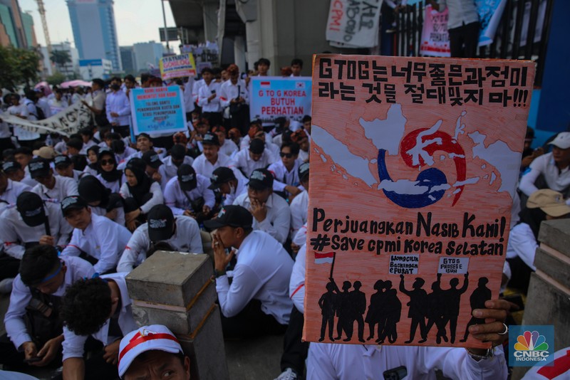 Massa calon pekerja migran melakukan demonstrasi di depan mantor Kementerian Perlindungan Pekerja Migran Indonesia (P2MI), Jakarta, Senin (6/10/2025). Massa calon pekerja migran melakukan demonstrasi di depan mantor Kementerian Perlindungan Pekerja Migran Indonesia (P2MI), Jakarta, Senin (6/10/2025). (CNBC Indonesia/Faisal Rahman)