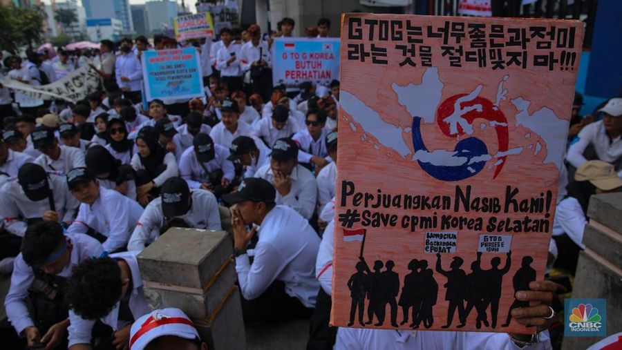 Massa calon pekerja migran melakukan demonstrasi di depan mantor Kementerian Perlindungan Pekerja Migran Indonesia (P2MI), Jakarta, Senin (6/10/2025). (CNBC Indonesia/Faisal Rahman)