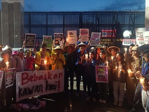 Massa Nyalakan Lilin, Aksi Piknik di Depan Gedung DPR Selesai