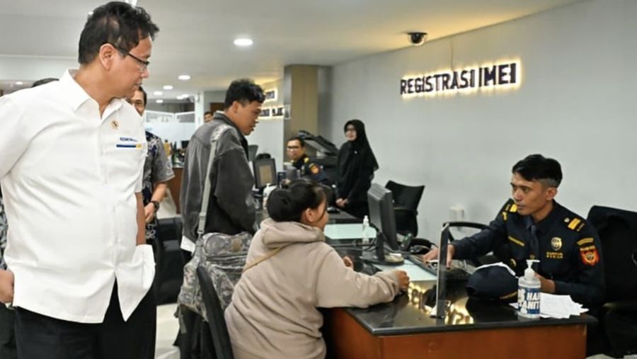 Menkeu Purbaya didampingi oleh Kepala Bea Cukai Soetta, Gatot Sugeng Wibowo, dan Kepala Imigrasi Soekarno Hatta, Galih Priya Kartika Perdhana meninjau pelayanan operasional Bea Cukai RI di Bandara Soekarno-Hatta. (Intagram/Menkeu RI)