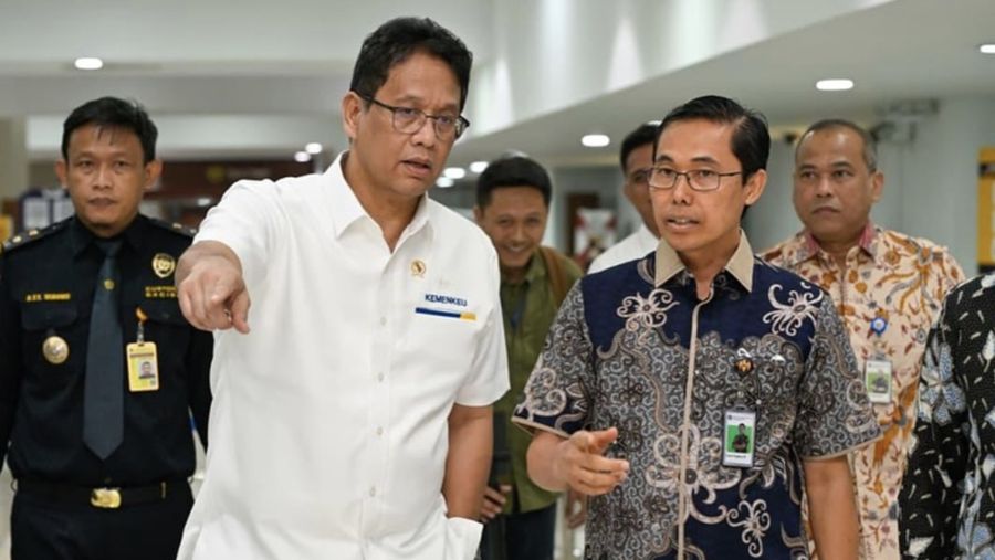Menkeu Purbaya didampingi oleh Kepala Bea Cukai Soetta, Gatot Sugeng Wibowo, dan Kepala Imigrasi Soekarno Hatta, Galih Priya Kartika Perdhana meninjau pelayanan operasional Bea Cukai RI di Bandara Soekarno-Hatta.  (Intagram/Menkeu RI)