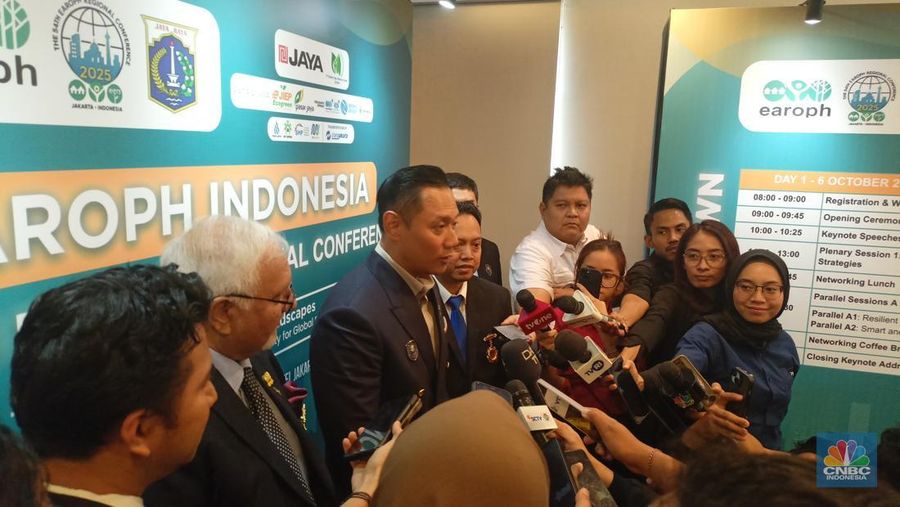 Menteri Koordinator Bidang Infrastruktur dan Perumahan Rakyat, Agus Harimurti Yudhoyono (AHY) dalam 54th EAROPH di Jakarta, Senin (6/10/2025). (CNBC Indonesia/Ferry Sandi)
