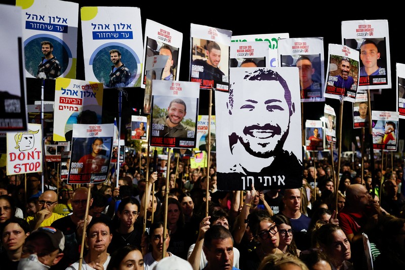 Pemandangan dari drone terhadap keluarga sandera dan pendukung mereka yang berunjuk rasa menjelang peringatan dua tahun serangan mematikan pada 7 Oktober 2023 di Israel oleh Hamas, yang menuntut pembebasan segera semua sandera dan diakhirinya perang di Gaza, di Tel Aviv, Israel, 4 Oktober 2025. (REUTERS/Rei Ash)