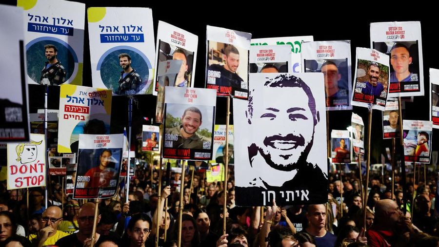 Pemandangan dari drone terhadap keluarga sandera dan pendukung mereka yang berunjuk rasa menjelang peringatan dua tahun serangan mematikan pada 7 Oktober 2023 di Israel oleh Hamas, yang menuntut pembebasan segera semua sandera dan diakhirinya perang di Gaza, di Tel Aviv, Israel, 4 Oktober 2025. (REUTERS/Rei Ash)