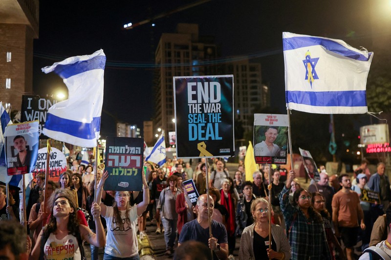 Pemandangan dari drone terhadap keluarga sandera dan pendukung mereka yang berunjuk rasa menjelang peringatan dua tahun serangan mematikan pada 7 Oktober 2023 di Israel oleh Hamas, yang menuntut pembebasan segera semua sandera dan diakhirinya perang di Gaza, di Tel Aviv, Israel, 4 Oktober 2025. (REUTERS/Rei Ash)