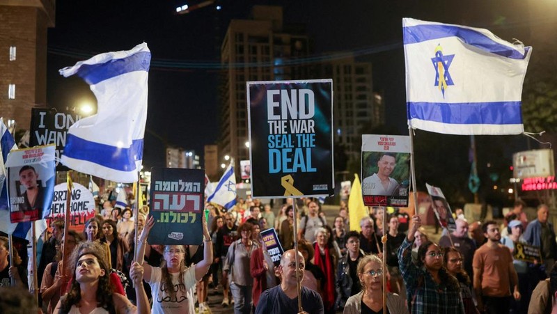 Pemandangan dari drone terhadap keluarga sandera dan pendukung mereka yang berunjuk rasa menjelang peringatan dua tahun serangan mematikan pada 7 Oktober 2023 di Israel oleh Hamas, yang menuntut pembebasan segera semua sandera dan diakhirinya perang di Gaza, di Tel Aviv, Israel, 4 Oktober 2025. (REUTERS/Rei Ash)