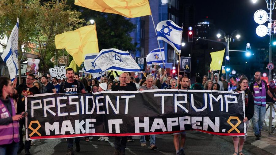 Para demonstran membawa spanduk bertuliskan pesan 'Presiden Trump, wujudkanlah.' saat keluarga sandera dan pendukung mereka berunjuk rasa menjelang peringatan dua tahun serangan mematikan pada 7 Oktober 2023 di Israel oleh Hamas, menuntut pembebasan segera semua sandera dan diakhirinya perang di Gaza, di Yerusalem, 4 Oktober 2025. (REUTERS/Ronen Zvulun)