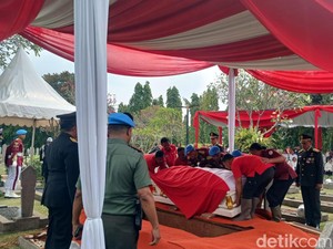 Tembakan Salvo Iringi Pemakaman Istri Wapres Ke-4 RI di TMP Kalibata