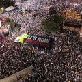 Pemandangan dari drone terhadap keluarga sandera dan pendukung mereka yang berunjuk rasa menjelang peringatan dua tahun serangan mematikan pada 7 Oktober 2023 di Israel oleh Hamas, yang menuntut pembebasan segera semua sandera dan diakhirinya perang