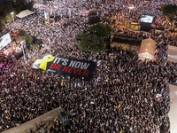 Pemandangan dari drone terhadap keluarga sandera dan pendukung mereka yang berunjuk rasa menjelang peringatan dua tahun serangan mematikan pada 7 Oktober 2023 di Israel oleh Hamas, yang menuntut pembebasan segera semua sandera dan diakhirinya perang