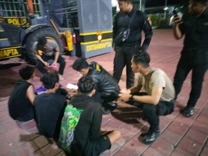 Tiga Pemuda Gresik Ditangkap Setelah Ketahuan Buang Pil Koplo