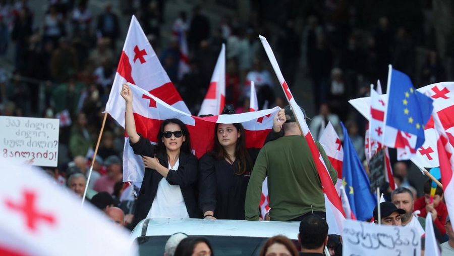 Pendukung oposisi menghadiri unjuk rasa pada hari pemilihan lokal di Tbilisi, Georgia, 4 Oktober 2025. (REUTERS/Irakli Gedenidze)