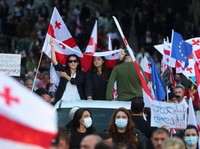 Pendukung oposisi menghadiri unjuk rasa pada hari pemilihan lokal di Tbilisi, Georgia, 4 Oktober 2025. (REUTERS/Irakli Gedenidze)