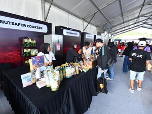 UMKM Lokal Ngebut di Mandalika, Dirut Pertamina Cicipi Jajanan Khas Lombok