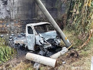 Gagal Nyalip Truk, Pikap Muatan Tiner Hangus Terbakar di Jalan Lingkar Pati