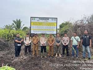 Plang Peringatan Larangan Aktivitas Dipasang di Lanah Eks Karhutla Meranti