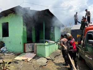 Polri dan TNI Bahu Membahu Padamkan Kebakaran di Kompleks Kodam Lama Jayapura