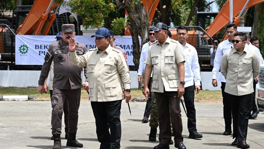 Presiden Prabowo saksikan langsung penyerahan 6 aset smelter dari tambang ilegal ke PT Timah. (Dok. Biro Pers Sekretariat Presiden)