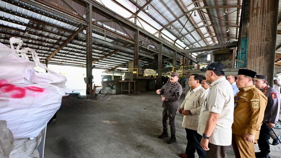 Presiden Prabowo saksikan langsung penyerahan 6 aset smelter dari tambang ilegal ke PT Timah. (Dok. Biro Pers Sekretariat Presiden)