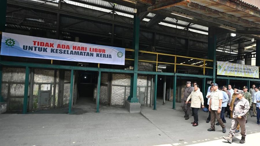 Presiden Prabowo saksikan langsung penyerahan 6 aset smelter dari tambang ilegal ke PT Timah. (Dok. Biro Pers Sekretariat Presiden)