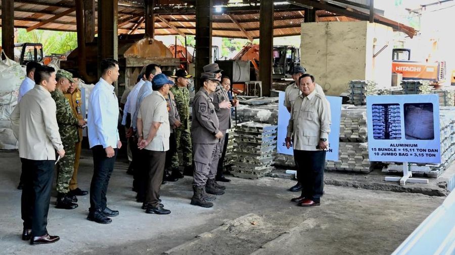 Presiden Prabowo saksikan langsung penyerahan 6 aset smelter dari tambang ilegal ke PT Timah. (Dok. Biro Pers Sekretariat Presiden)