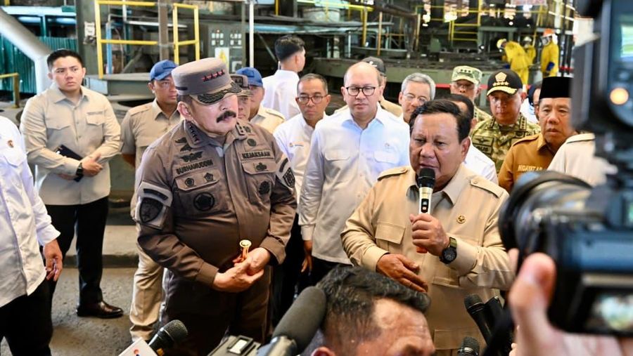 Presiden Prabowo saksikan langsung penyerahan 6 aset smelter dari tambang ilegal ke PT Timah. (Dok. Biro Pers Sekretariat Presiden)