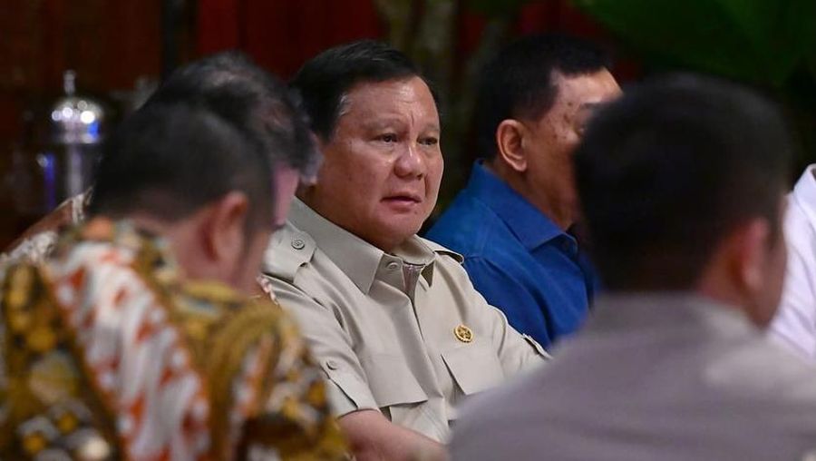 Presiden Prabowo Subianto memanggil sejumlah Menteri & anggota Kabinet Merah Putih untuk membahas perkembangan berbagai program, antara lain MBG, Koperasi Desa, Kampung Nelayan, Ketahanan Pangan & Energi, Stimulus Ekonomi dan berbagai program lainnya. (Instagram/sekretariat.kabinet)