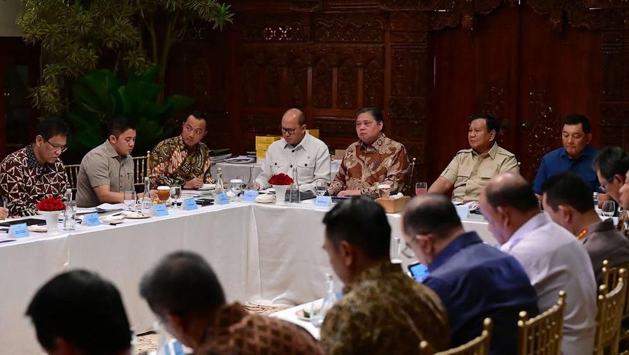 Presiden Prabowo Subianto memanggil sejumlah Menteri & anggota Kabinet Merah Putih untuk membahas perkembangan berbagai program, antara lain MBG, Koperasi Desa, Kampung Nelayan, Ketahanan Pangan & Energi, Stimulus Ekonomi dan berbagai program lainnya. (Instagram/sekretariat.kabinet)