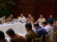 Mensesneg Beberkan Alasan Prabowo Rapat Bareng Menteri Malam-Malam