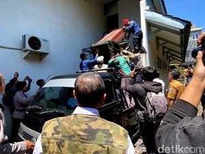 Momen Menegangkan Evakuasi Macan Tutul Masuk Hotel di Bandung