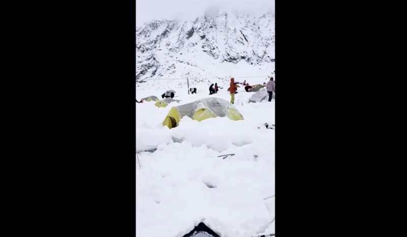 Petugas pemadam kebakaran Tibet menyelamatkan pendaki Everest setelah terdampar akibat badai salju di Tingri, Daerah Otonomi Tibet, Tiongkok, dalam tangkapan layar yang diambil dari video yang dirilis pada 6 Oktober 2025. Departemen Pemadam Kebakaran Tibet/Handout via REUTERS
