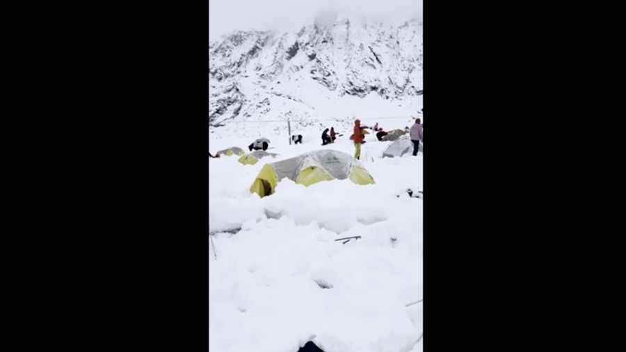 Petugas pemadam kebakaran Tibet menyelamatkan pendaki Everest setelah terdampar akibat badai salju di Tingri, Daerah Otonomi Tibet, Tiongkok, dalam tangkapan layar yang diambil dari video yang dirilis pada 6 Oktober 2025. Departemen Pemadam Kebakaran Tibet/Handout via REUTERS