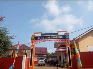 Tak Lagi Belajar di Lantai, Siswa di SD Ini Dapat Bantuan Meja-Kursi